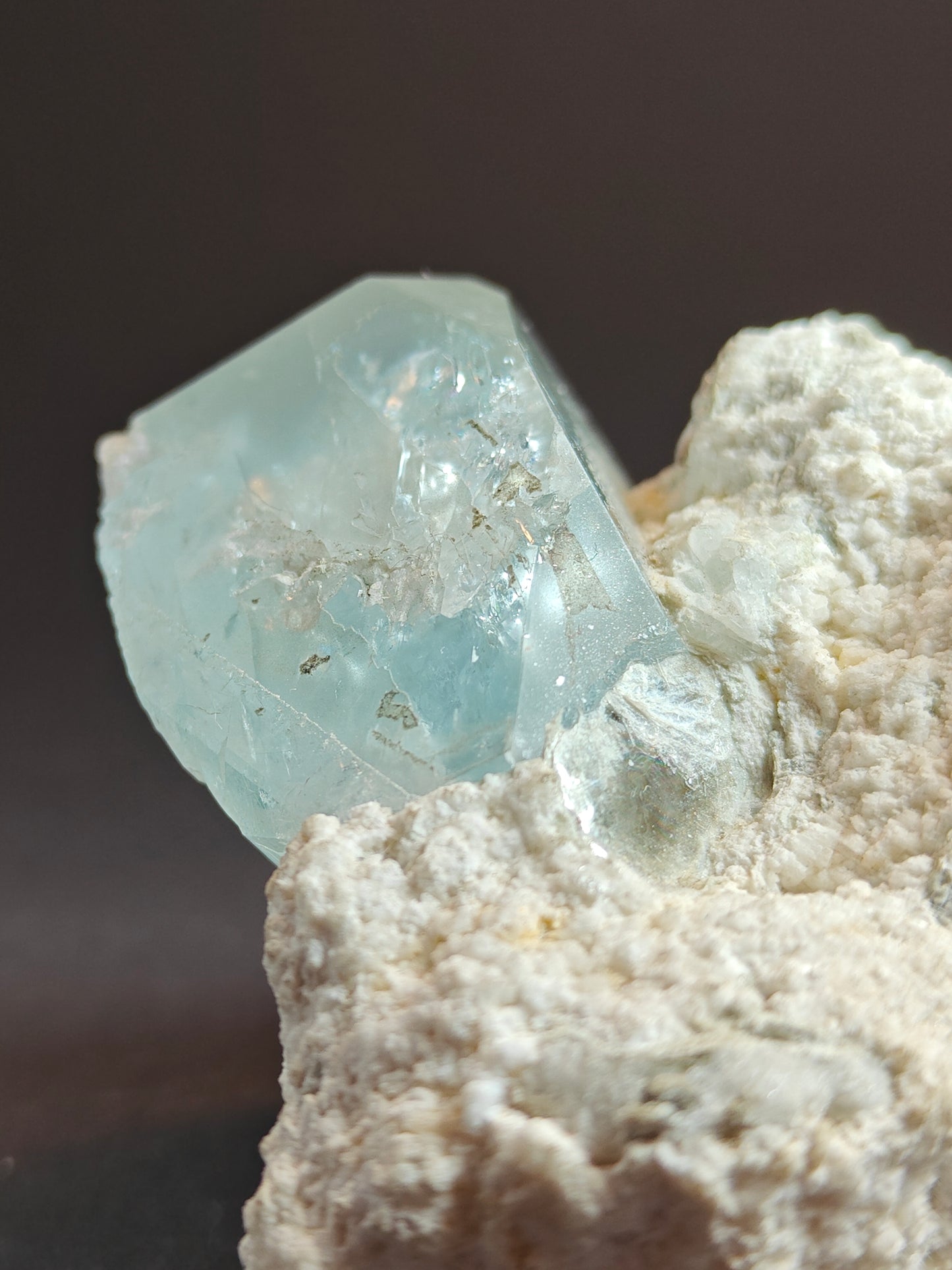 Zeldzaam aquamarijnspecimen met apatiet en muscoviet op matrix