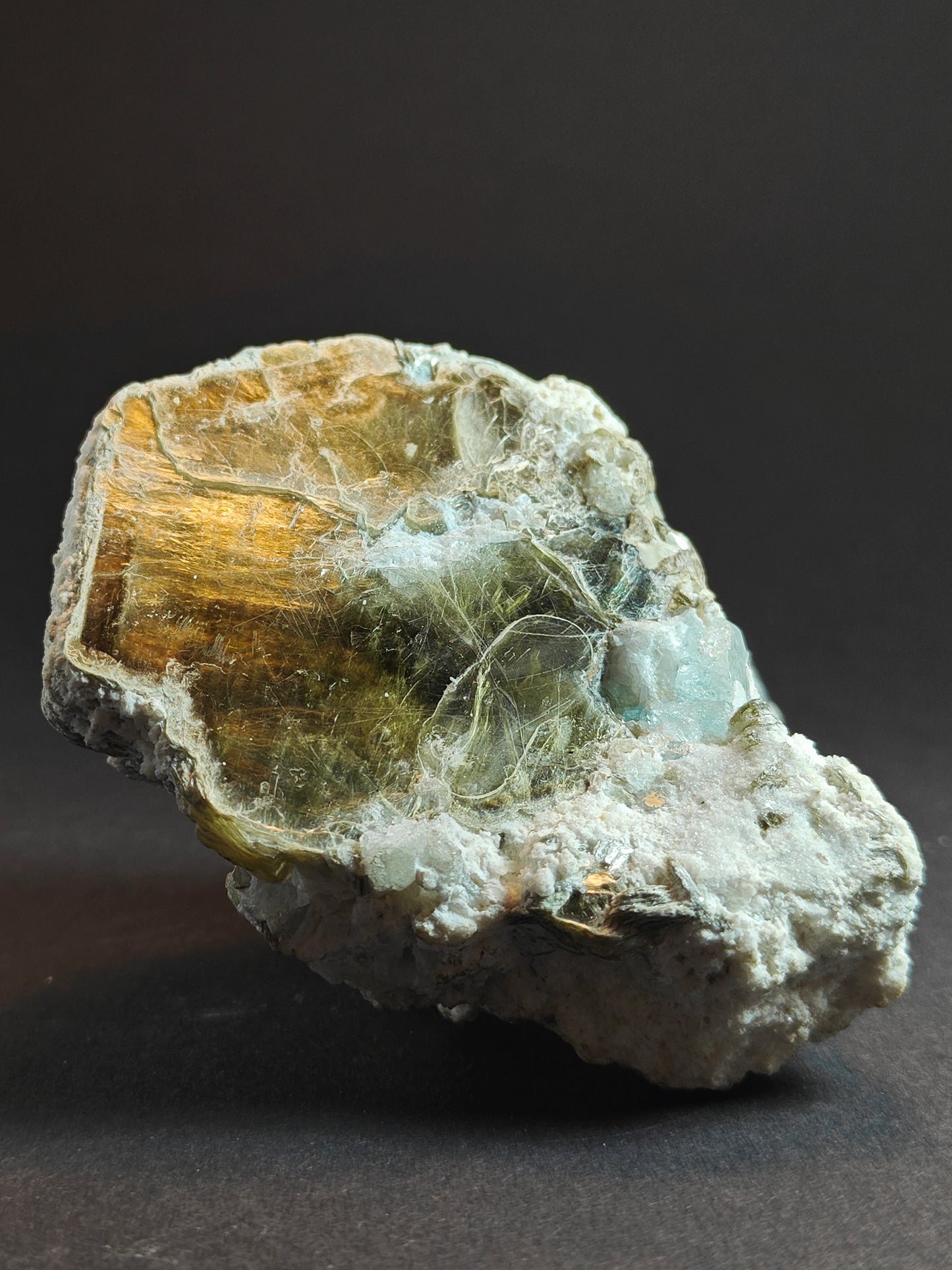 Zeldzaam aquamarijnspecimen met apatiet en muscoviet op matrix