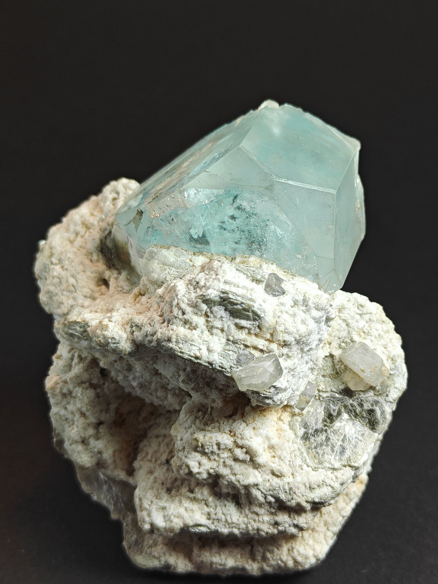 Zeldzaam aquamarijnspecimen met apatiet en muscoviet op matrix