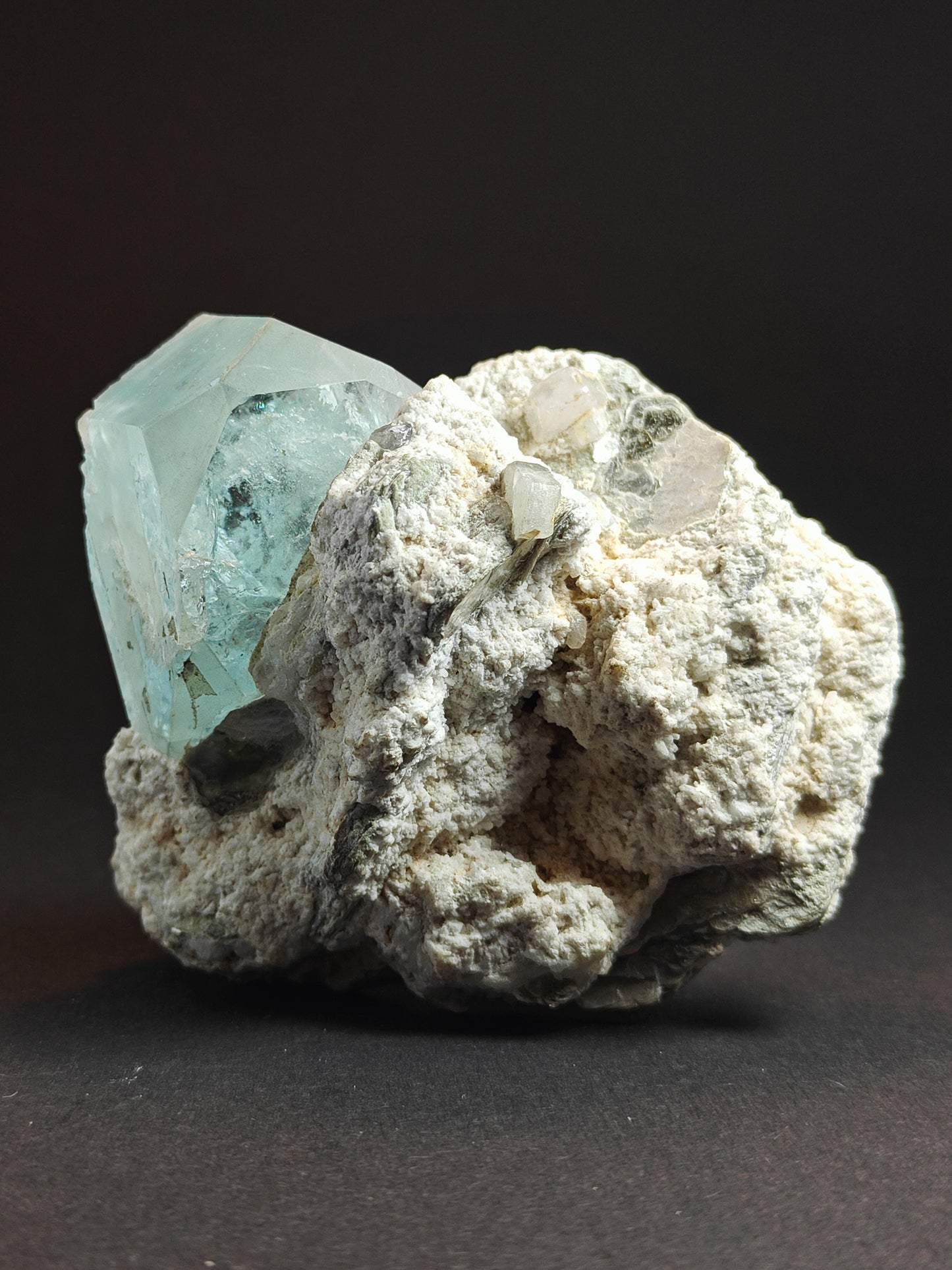 Zeldzaam aquamarijnspecimen met apatiet en muscoviet op matrix