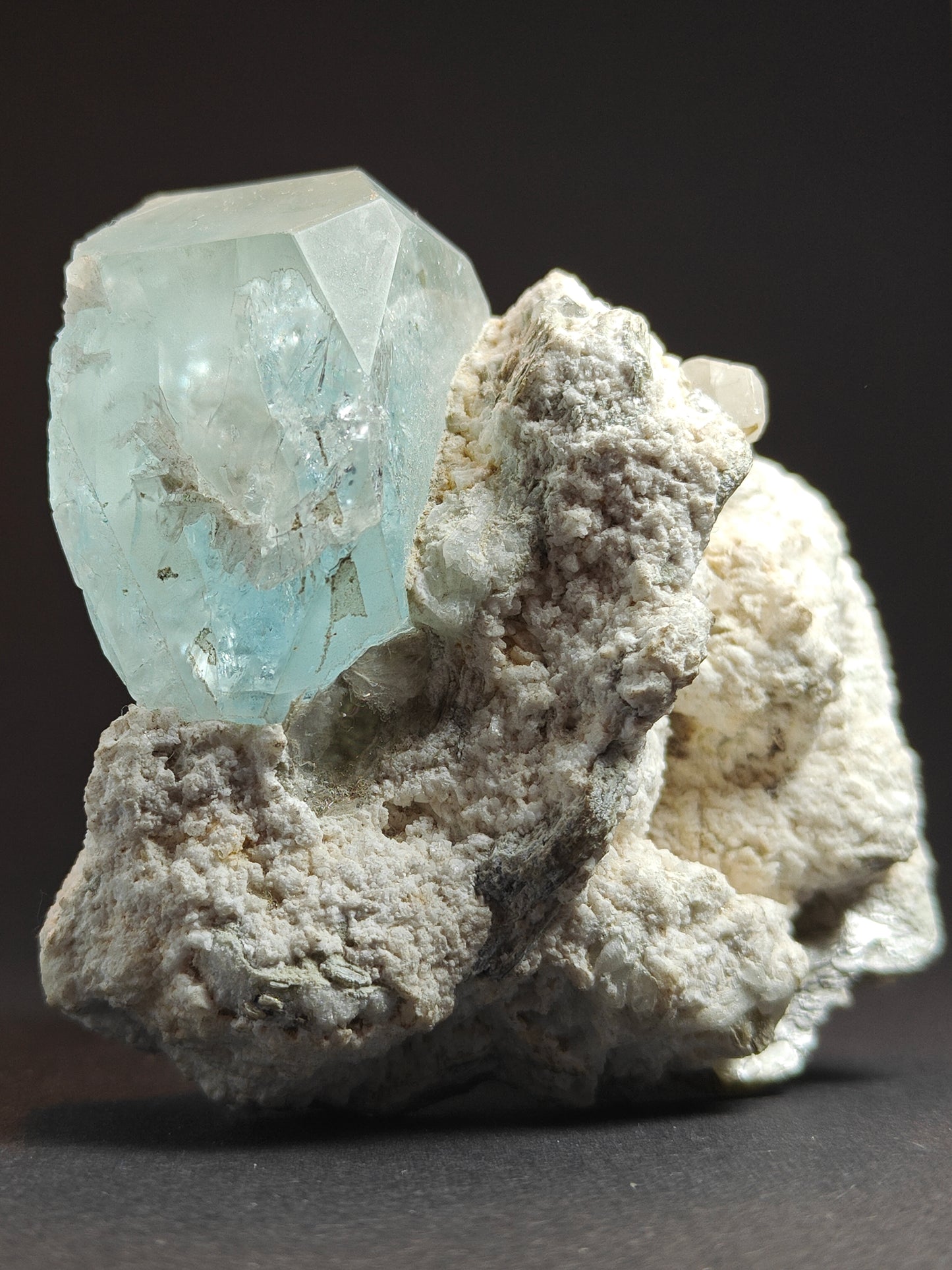 Zeldzaam aquamarijnspecimen met apatiet en muscoviet op matrix