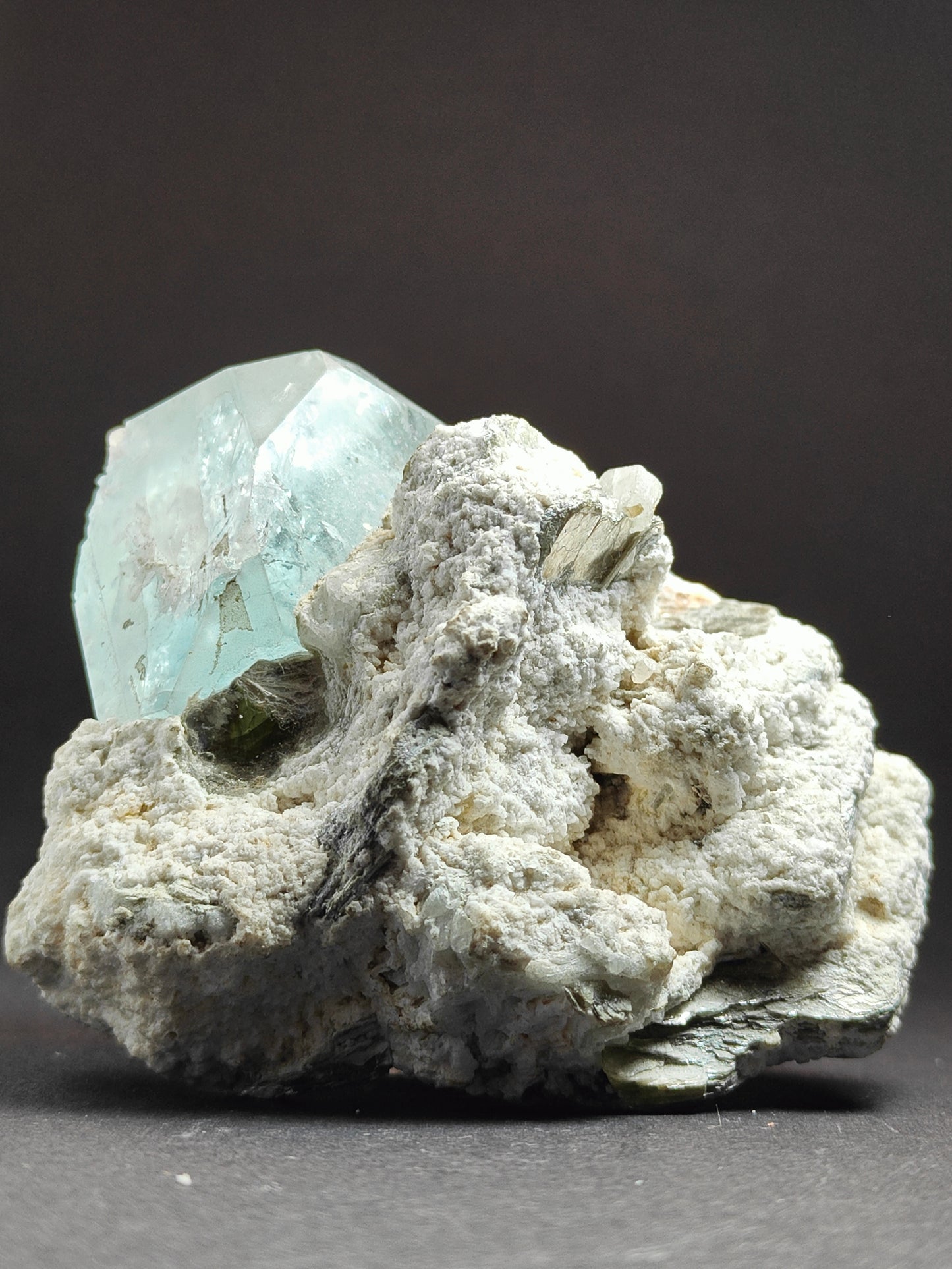 Zeldzaam aquamarijnspecimen met apatiet en muscoviet op matrix