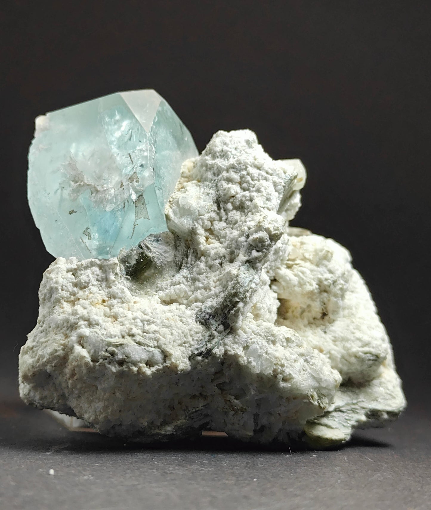 Zeldzaam aquamarijnspecimen met apatiet en muscoviet op matrix
