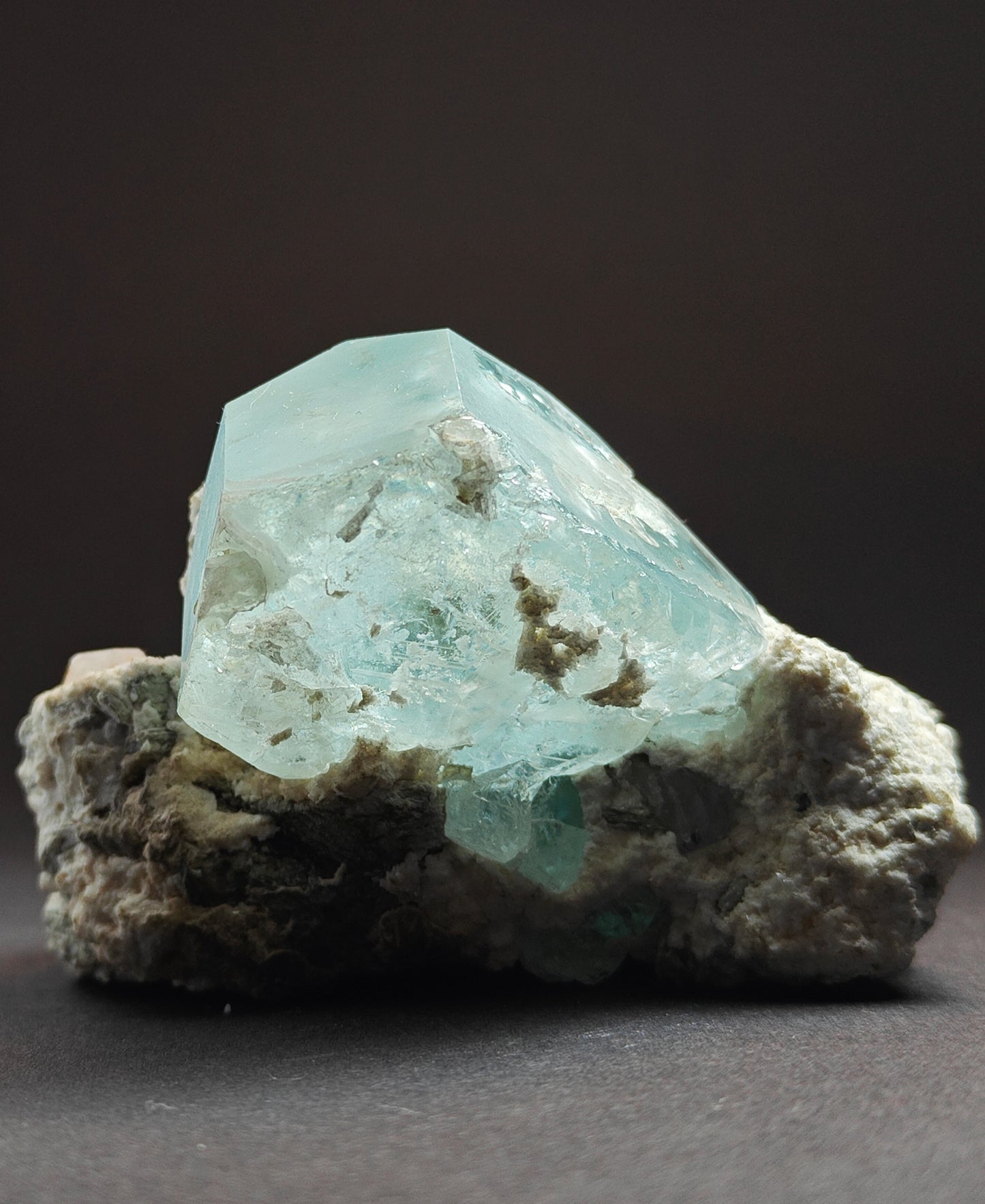 Zeldzaam aquamarijnspecimen met apatiet en muscoviet op matrix