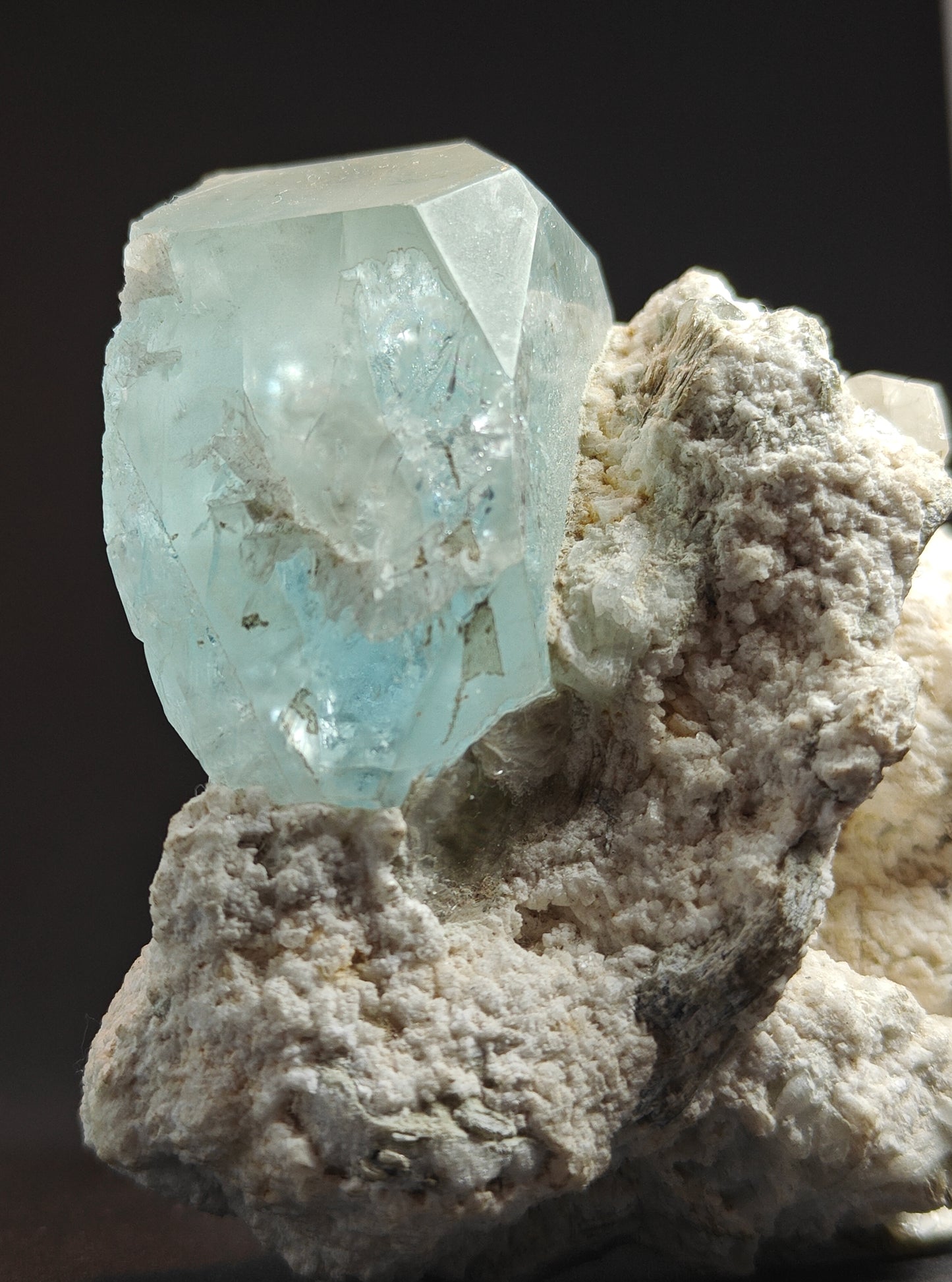 Zeldzaam aquamarijnspecimen met apatiet en muscoviet op matrix