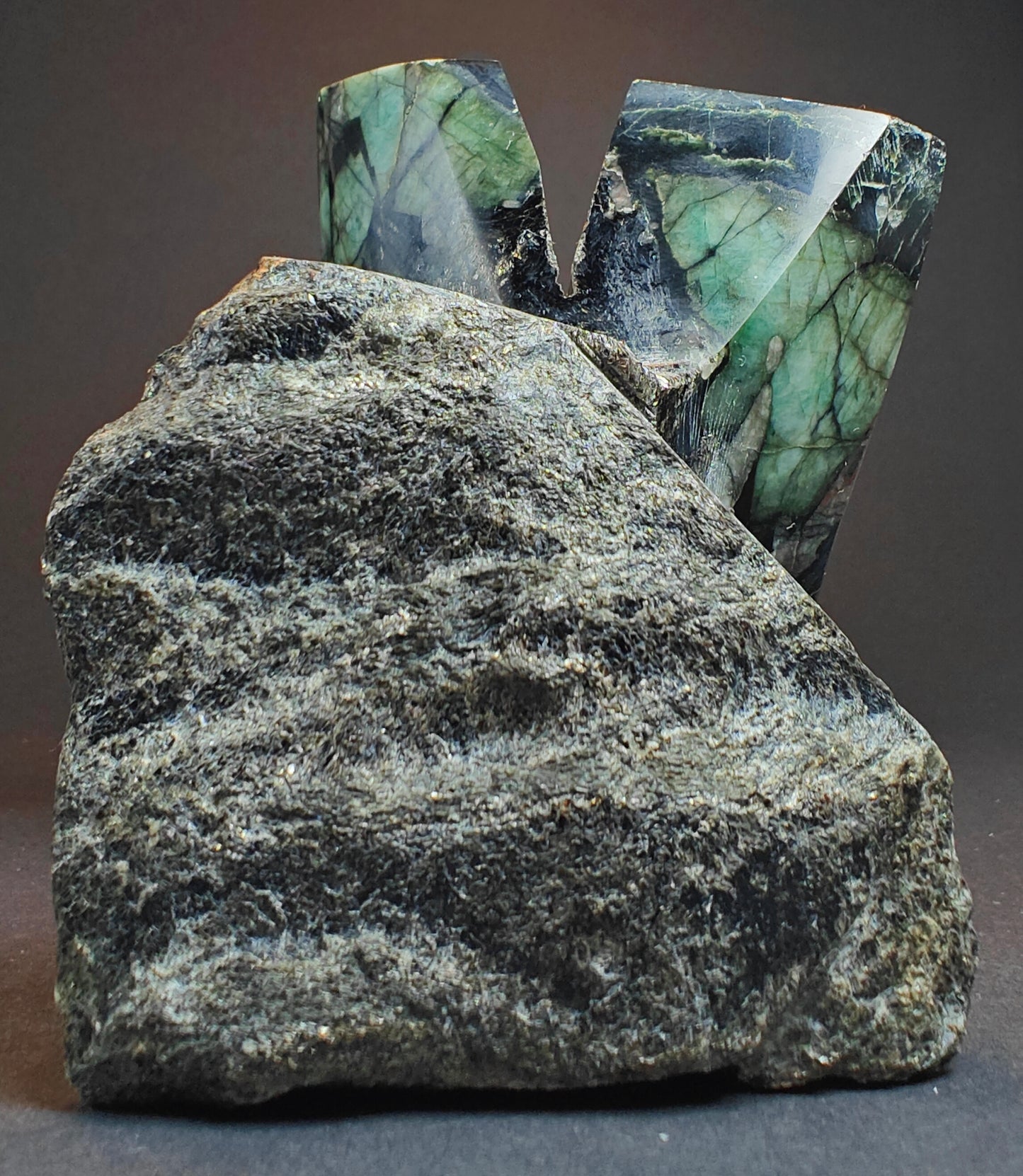 Hand-Carved Emerald Statue – 544 Grams