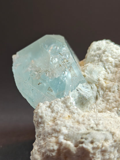 Zeldzaam aquamarijnspecimen met apatiet en muscoviet op matrix
