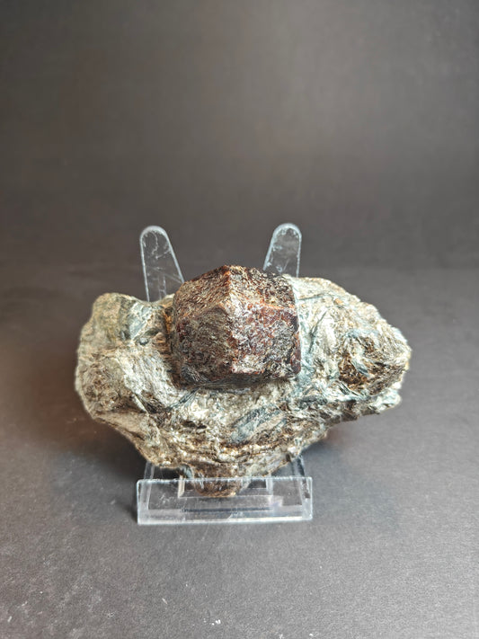 Granaat op Muscoviet Specimen