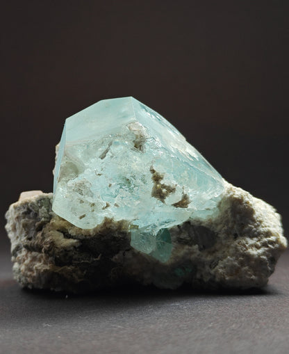 Zeldzaam aquamarijnspecimen met apatiet en muscoviet op matrix