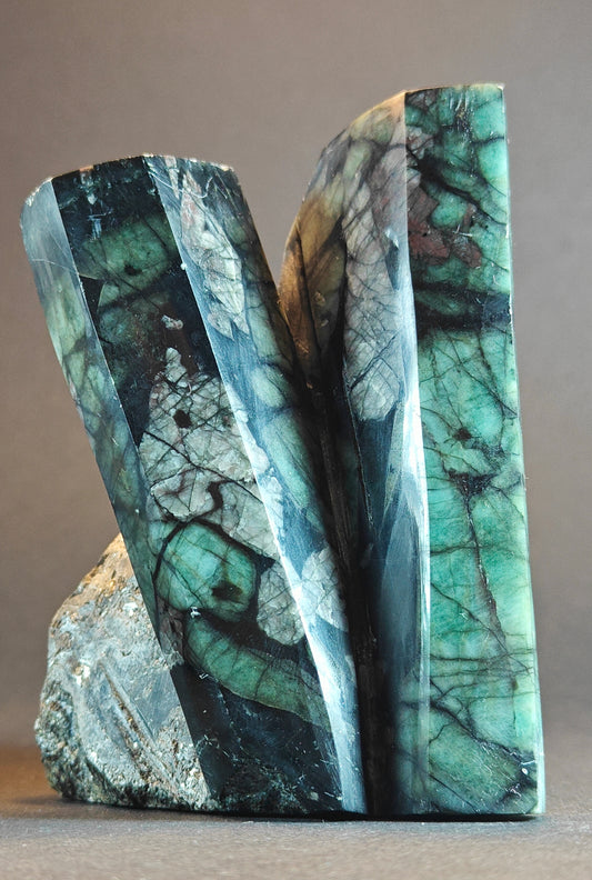 Hand-Carved Emerald Statue – 544 Grams