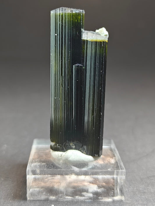 Zwartgroene toermalijn met witte kap en albiet – 30 gram