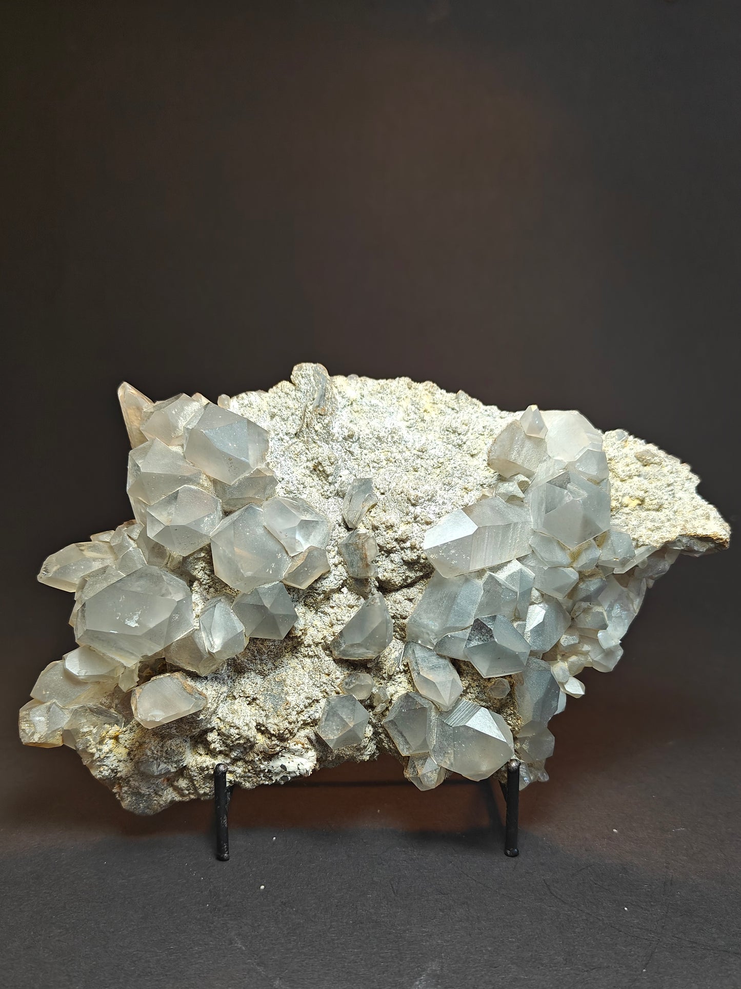 Prachtige grijze kwartscluster op matrix – 1,0 kg