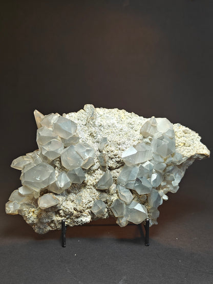Prachtige grijze kwartscluster op matrix – 1,0 kg
