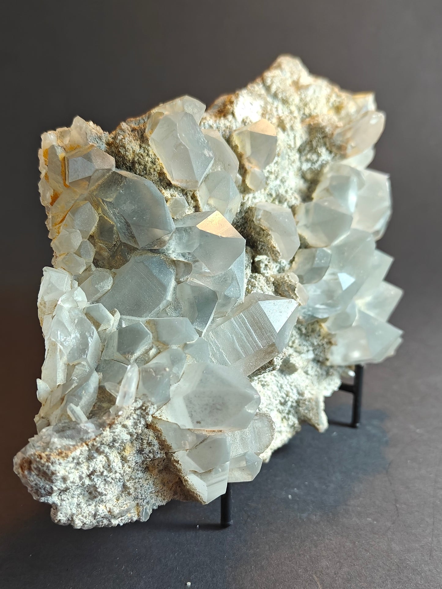 Prachtige grijze kwartscluster op matrix – 1,0 kg