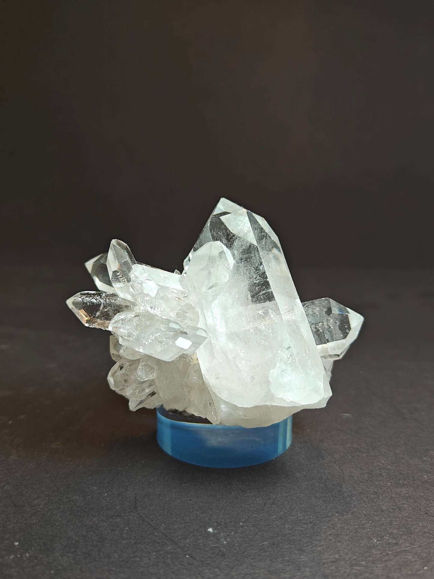 Himalaya kwartscluster op acrylbasis