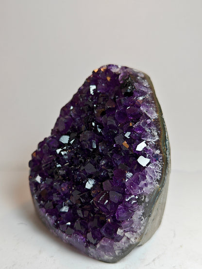 Amethistcluster met geslepen basis uit Uruguay, topkwaliteit - 0,48 kg