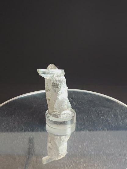 Kwarts exemplaar met aquamarijn op standaard