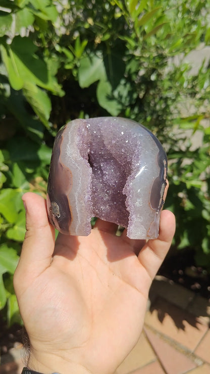 Uruguayan Agate with Sparkly Crystals 10 x 9 x 7 cm 0.573 kg