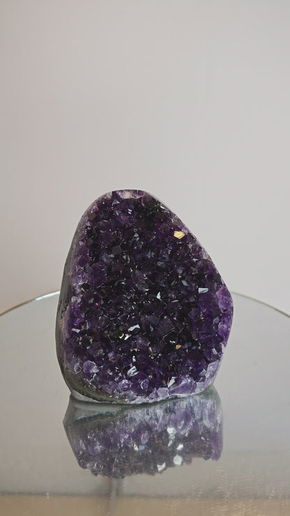 Amethistcluster met geslepen basis uit Uruguay, topkwaliteit - 0,48 kg