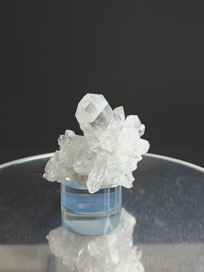 Himalaya kwartscluster op acrylbasis